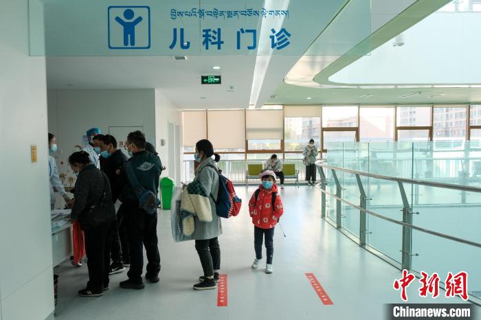 圖為兒科義診接診現(xiàn)場?！〗w波 攝