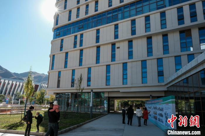 因疫情防控需要，此次義診活動進(jìn)行了人數(shù)限定。圖為西藏民眾帶著孩子到醫(yī)院就診?！〗w波 攝