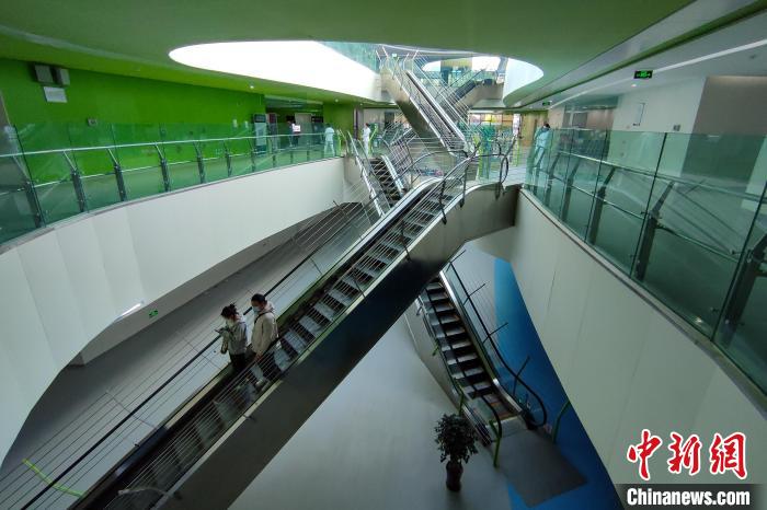 圖為西藏自治區(qū)婦產(chǎn)兒童醫(yī)院內(nèi)景?！〗w波 攝
