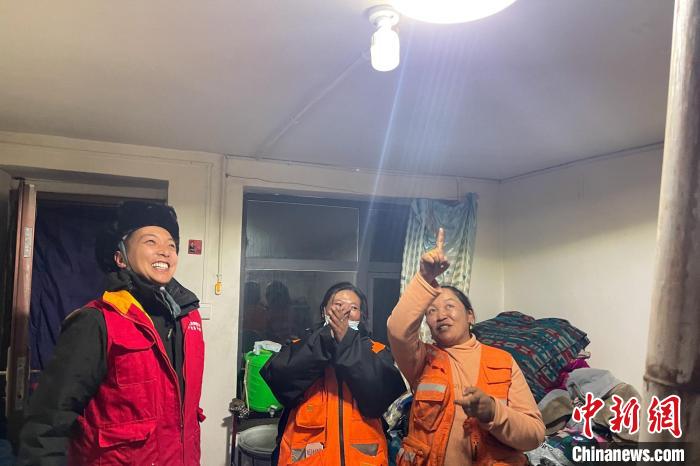 青藏公路109道班接入大網(wǎng)電。　 閆昱翰 　攝