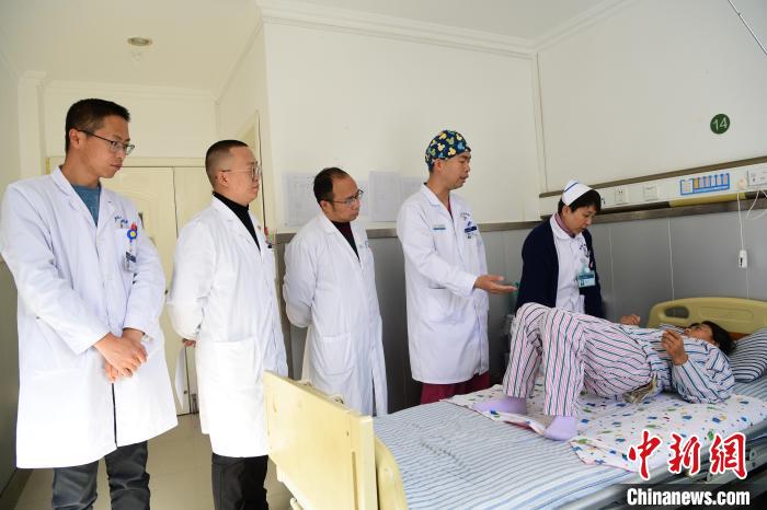 圖為何蔚副主任醫(yī)師(站右二)及團隊術后指導患者進行腰背肌鍛煉。　貢嘎來松 攝