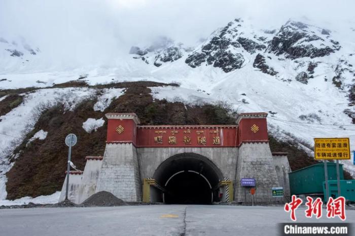 墨脫公路控制性工程——嘎隆拉隧道。上方為嘎隆拉雪山，曾是進(jìn)入墨脫最大的“攔路虎”。