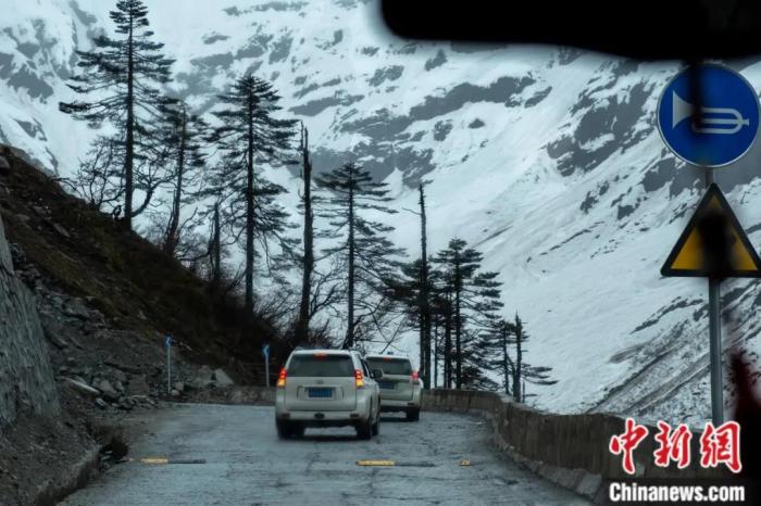 圖為墨脫公路沿線的雪景風(fēng)光。