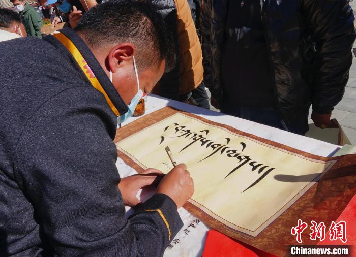 圖為書法家展示藏文書法?！∪轿木?攝