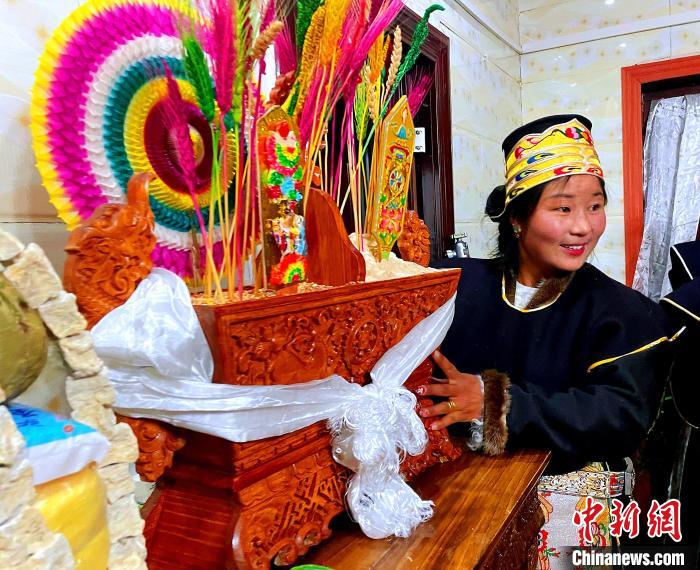 圖為藏族姑娘端著吉祥切瑪?！∪轿木?攝