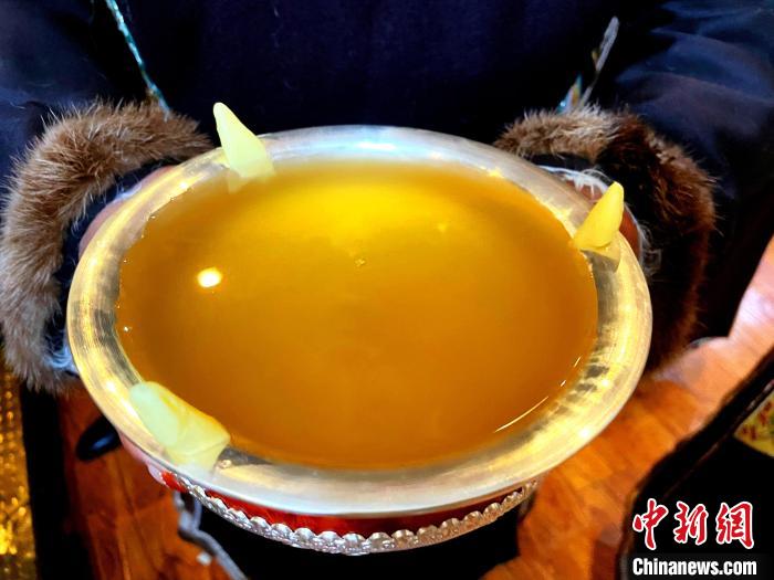 圖為青稞酒?！∪轿木?攝