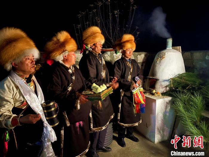 圖為除夕之夜進(jìn)行的驅(qū)鬼儀式?！∪轿木?攝
