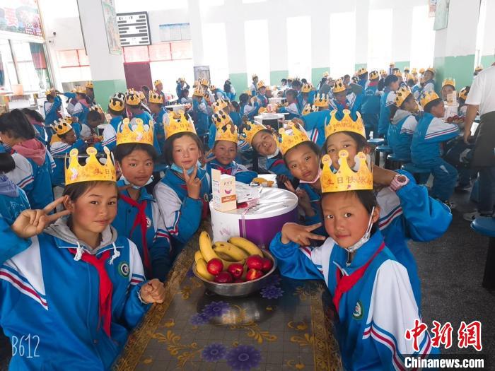 圖為加查縣安繞鎮(zhèn)小學(xué)學(xué)生集體過六一兒童節(jié)。　安繞鎮(zhèn)小學(xué)供圖