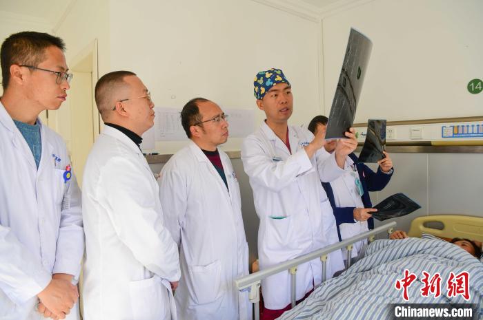 圖為醫(yī)療援藏專家何蔚(站右二)與馮敬云(左二)、廖濤(左三)等人討論患者病情。(資料圖) 貢嘎來松 攝