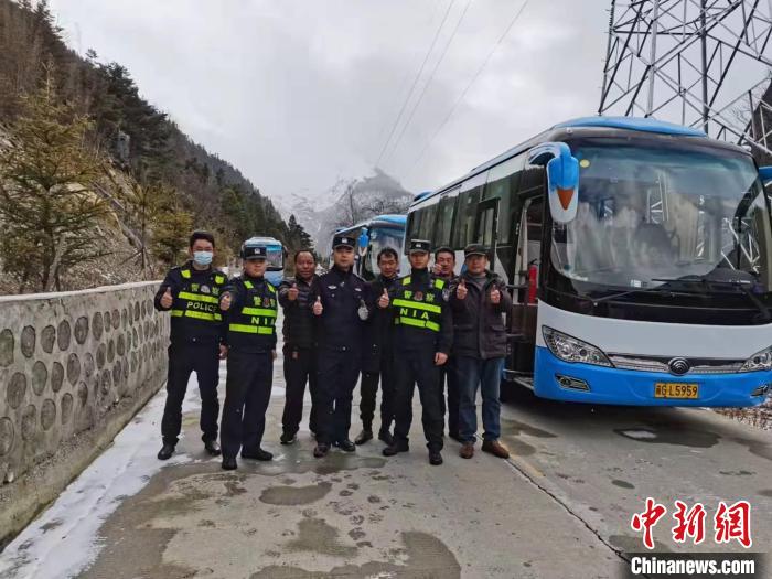 救援成功后，司機們與邊境派出所民警合影?！±罱ǚ?攝