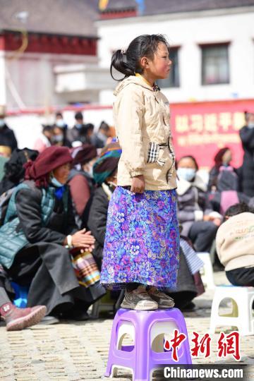 圖為觀看節(jié)目的小女孩?！∝暩聛硭?攝