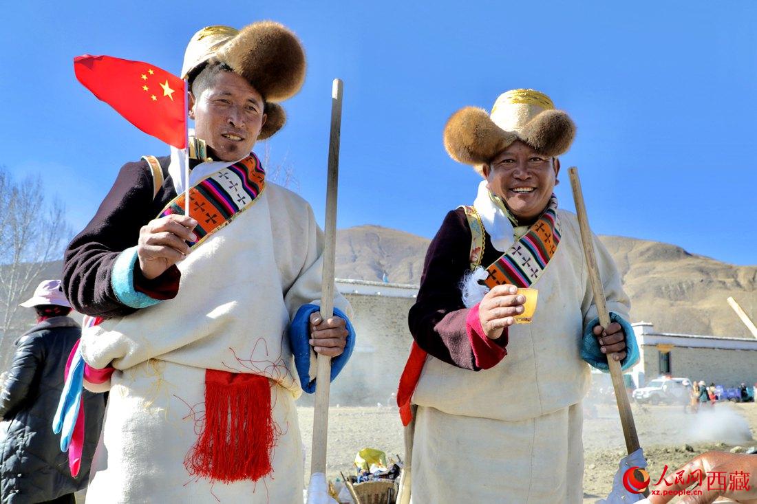 互敬青稞酒，祈福一年的豐收。人民網(wǎng) 次仁羅布攝