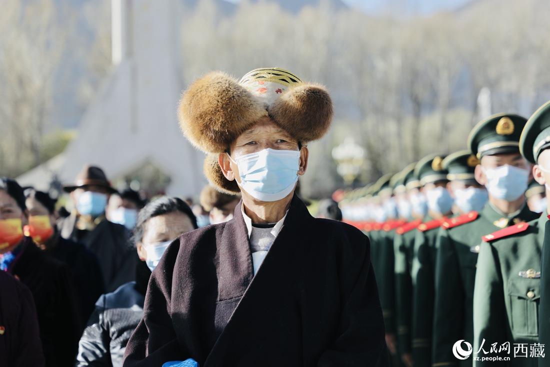 群眾代表們參加升旗儀式現(xiàn)場。人民網(wǎng) 次仁羅布 攝