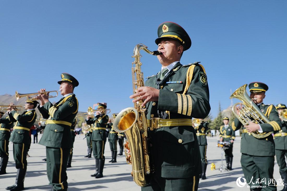 軍區(qū)文工團奏響國歌。人民網(wǎng) 次仁羅布攝