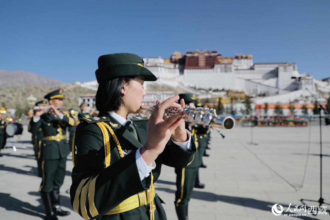 軍區(qū)文工團奏響國歌。人民網(wǎng) 次仁羅布攝