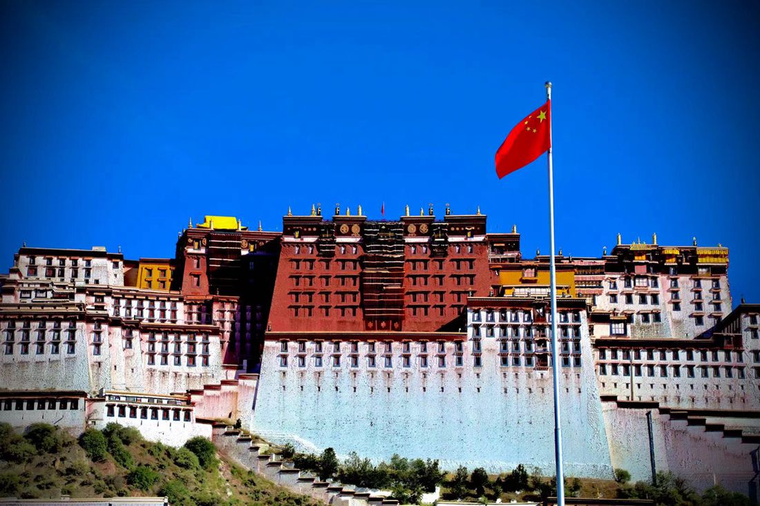 五星紅旗迎風飄揚。人民網(wǎng) 次仁羅布攝