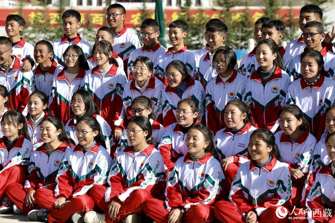 學生代表們合影留念。人民網(wǎng) 次仁羅布攝