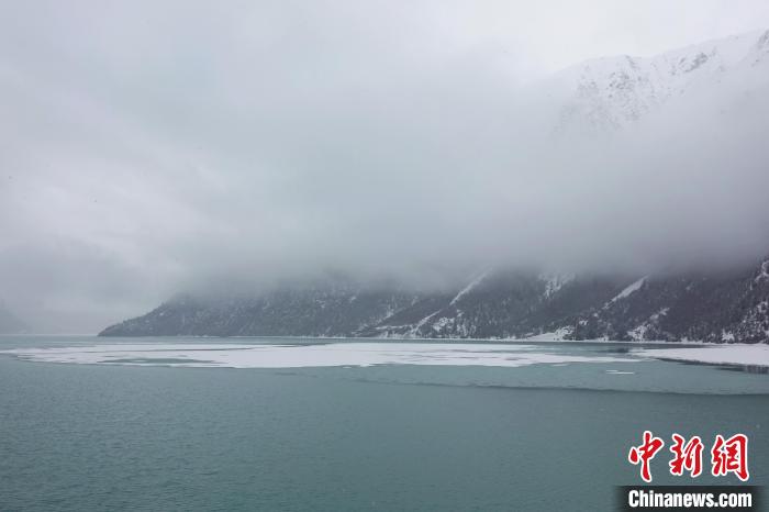 然烏湖春雪飄落。　冉文娟 攝