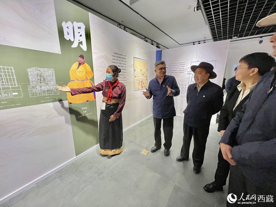拉薩市北京實驗中學的學生講解員進行講解。人民網 次仁羅布攝