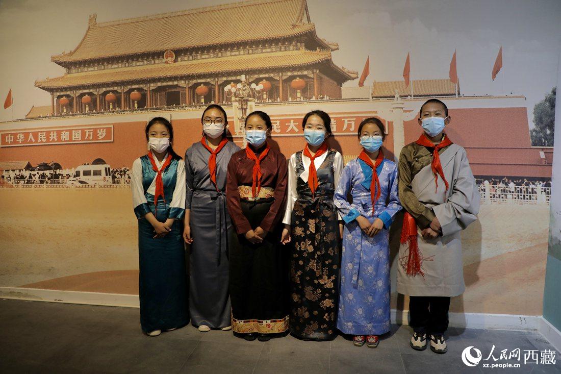 拉薩市北京實驗中學的小講解員們。人民網 次仁羅布攝