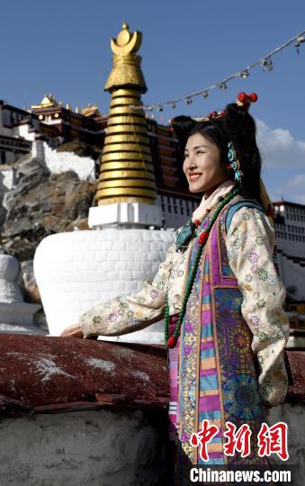 西藏自治區(qū)級(jí)非遺項(xiàng)目——拉薩服飾，圖為舊時(shí)拉薩貴族婦女的裝扮。