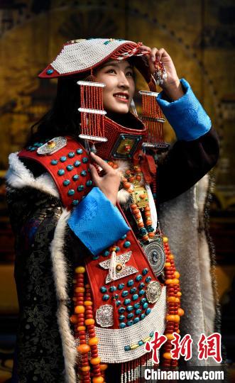 圖為國(guó)家級(jí)非遺項(xiàng)目——西藏阿里普蘭的“宣”服，該服飾華麗稀有，每逢節(jié)日盛典時(shí)才會(huì)穿戴?！±盍?攝