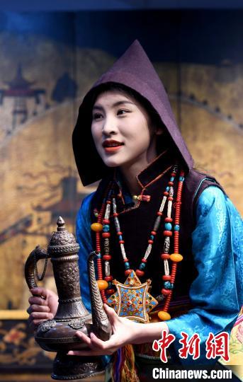 圖為西藏自治區(qū)級(jí)非遺項(xiàng)目——山南浪卡子縣的羊卓服飾?！±盍?攝