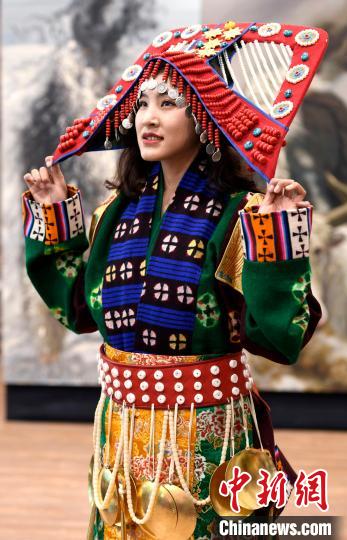 圖為國(guó)家級(jí)非遺項(xiàng)目——西藏那曲申扎縣的巴扎服飾?！±盍?攝