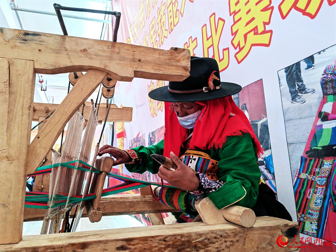 紡織手藝展示。人民網(wǎng) 李海霞攝