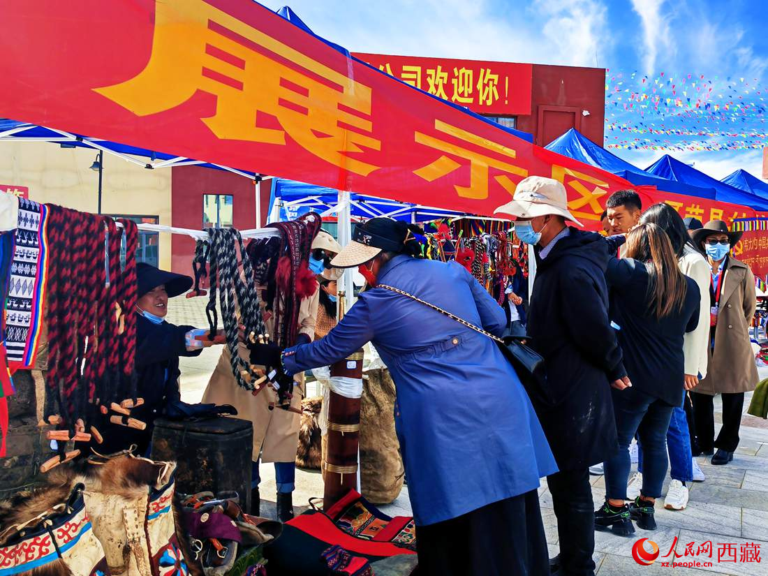 技能大賽現(xiàn)場(chǎng)引來不少客戶。人民網(wǎng) 李海霞攝