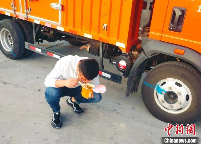 由于沿路疫情原因，閆光宇和朋友只能在服務(wù)區(qū)簡餐?！∴嵟?攝