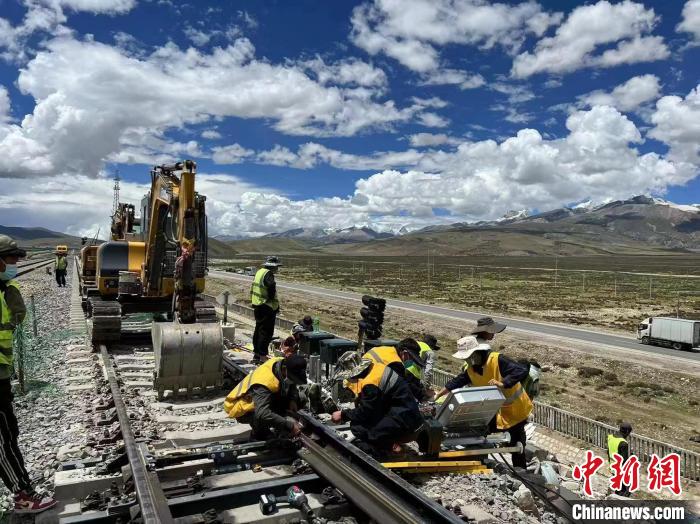 圖為青藏鐵路基礎設施“升級換代”施工現(xiàn)場。　現(xiàn)場作業(yè)人員供圖