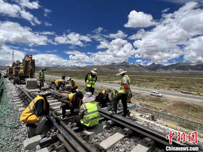 圖為青藏鐵路基礎設施“升級換代”施工現(xiàn)場?！‖F(xiàn)場作業(yè)人員供圖