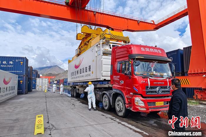 援助物資卸車現(xiàn)場?！F青藏集團有限公司拉薩車務(wù)段 供圖