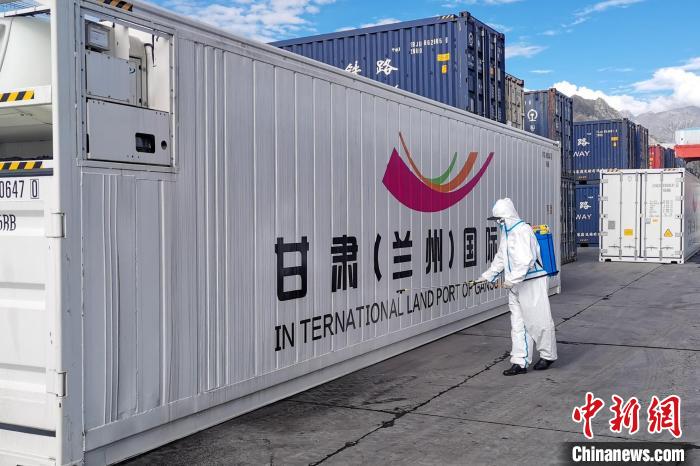 9月9日，甘肅省援助拉薩700噸生活物資“乘冷鏈專列”抵達拉薩?！F青藏集團有限公司拉薩車務(wù)段 供圖