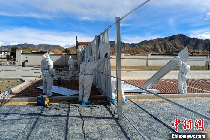 西藏金塔建設(shè)集團(tuán)有限公司職工支援日喀則方艙建設(shè)?！∈茉L者供圖