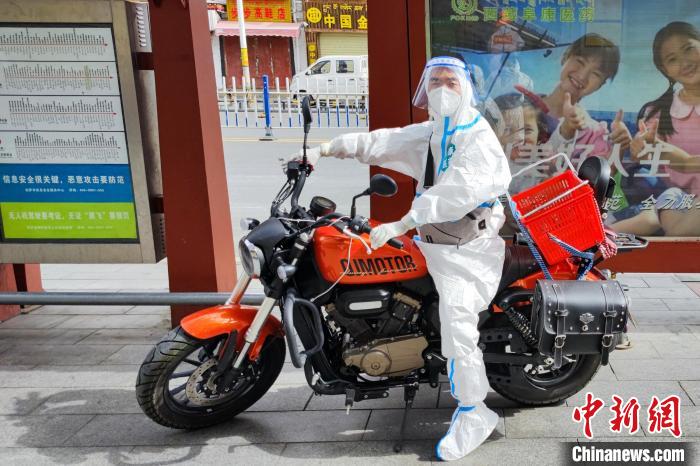 圖為西藏阜康醫(yī)療工作人員騎摩托為居家防疫市民送藥。　受訪者供圖