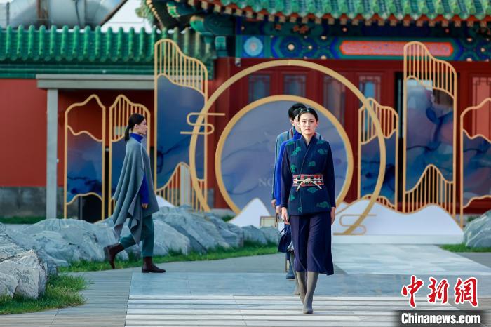 近40套藏式針織系列時裝亮相2022北京時裝周。　北京時裝周供圖
