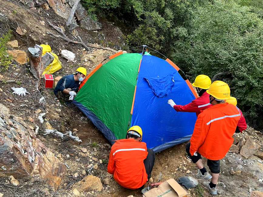 9月15日，電力施工人員正在施工點附近搭建暫居帳篷。白瑪多吉攝