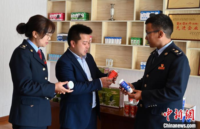 圖為林芝稅務(wù)部門上門了解企業(yè)情況，并宣講稅收政策。資料圖 趙朗 攝