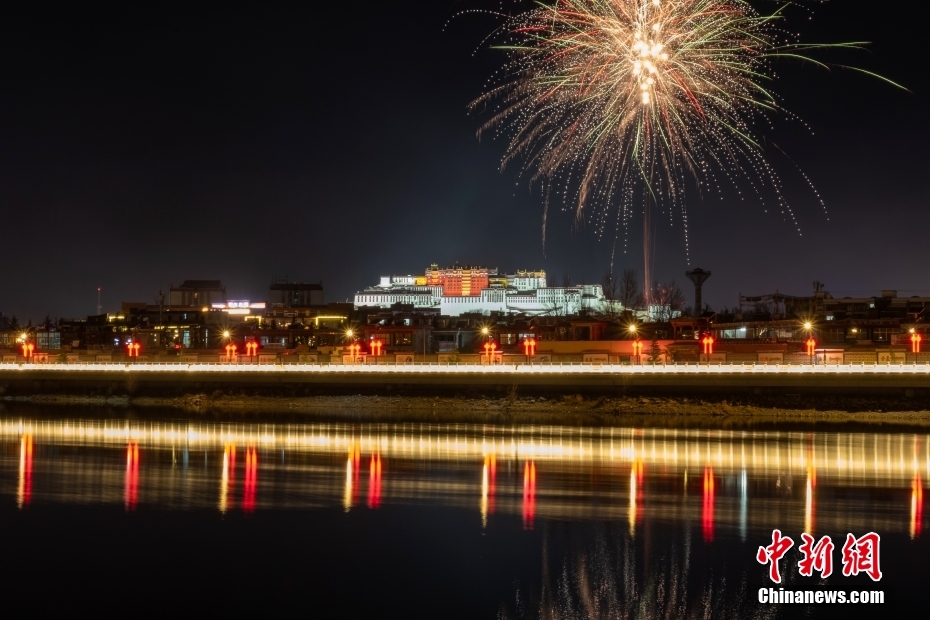 資料圖為2022年3月1日，拉薩迎來藏歷新年“古突夜”，煙花與被燈光照亮的布達(dá)拉宮交相輝映。 <a target='_blank' href='/'><p  align=