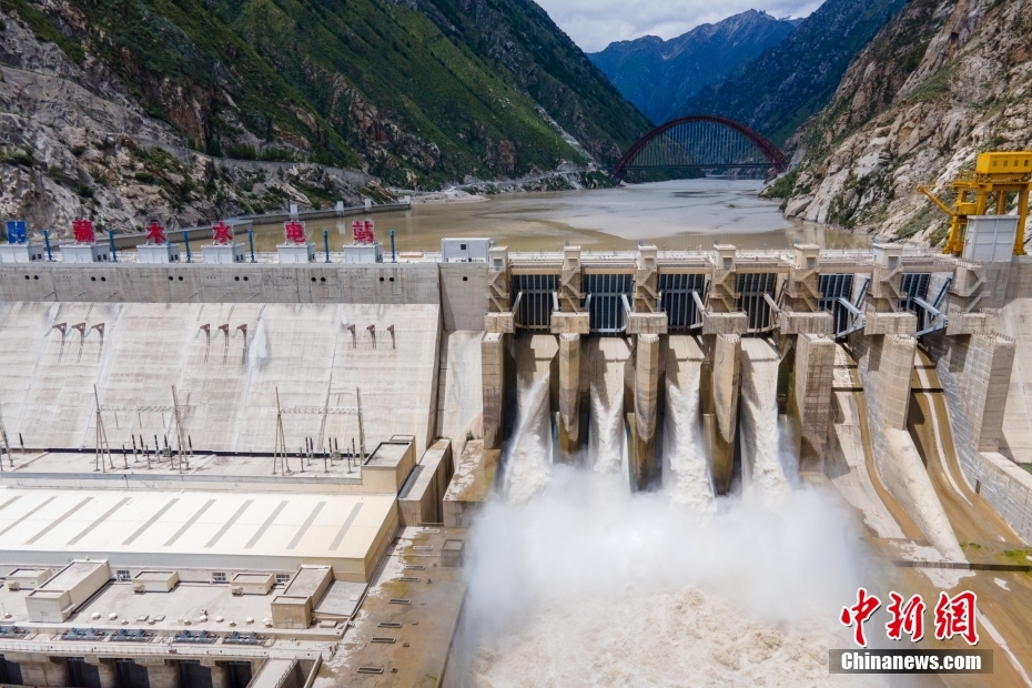 資料圖為2021年8月7日，西藏山南雅魯藏布江上的藏木水電站。（無人機(jī)畫面） <a target='_blank' href='/'><p  align=