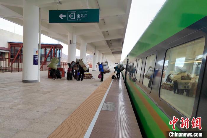 乘客乘復(fù)工專列抵達日喀則。　拉薩車務(wù)段 供圖