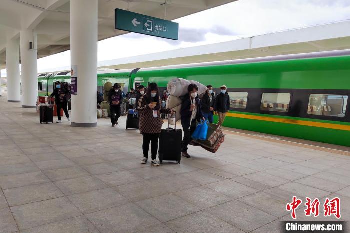 10月6日，乘客乘復(fù)工專列抵達日喀則。　拉薩車務(wù)段 供圖