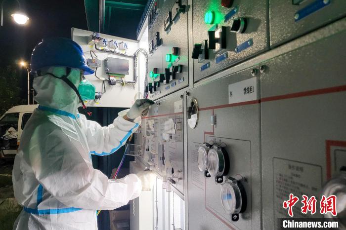 西藏電力部門順利完成方艙醫(yī)院供電設(shè)備安全可靠接入?！⊥醮箫w 攝