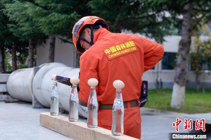 西藏林芝森林消防技能大練兵現(xiàn)場，消防員使用液壓鉗夾取雞蛋?！钣例?攝