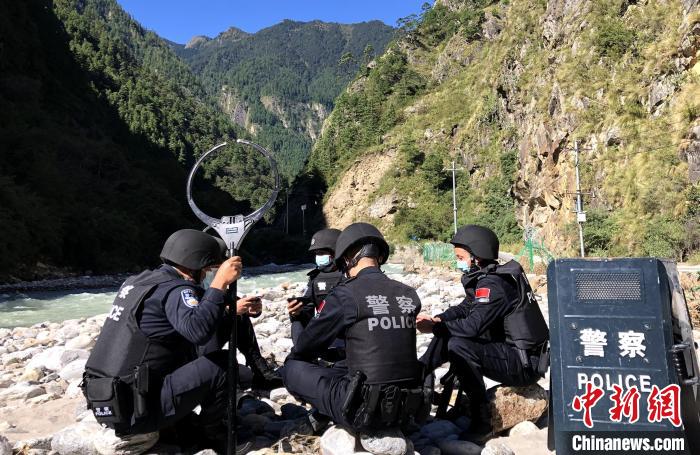 圖為西藏吉隆出入境邊防檢查站移民管理警察在中尼邊境巡邏途中收看二十大開幕直播?！」陆y(tǒng) 攝