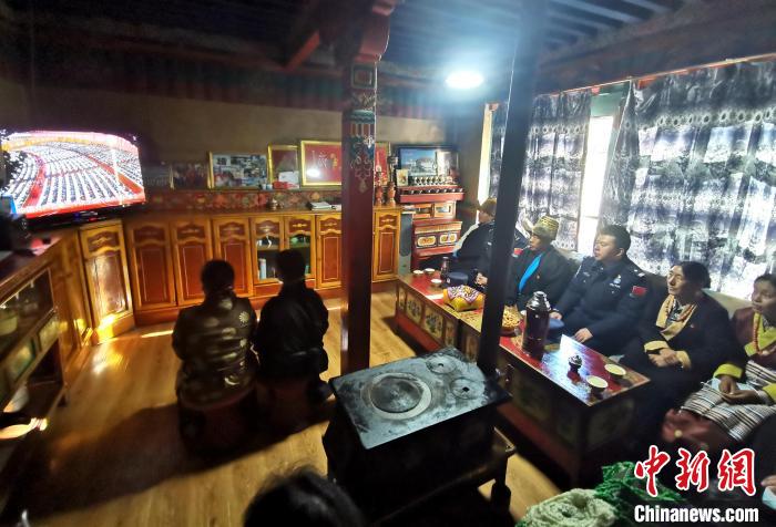 圖為西藏普蘭出入境邊防檢查站斜爾瓦執(zhí)勤點移民管理警察與駐地民眾一起收看二十大開幕盛況。　郭曉光 攝