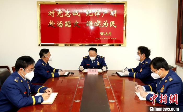 圖為西藏森林消防總隊在二十大開幕會結(jié)束后組織學(xué)習(xí)討論?！∥鞑厣窒揽傟牴﹫D