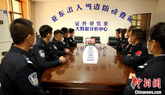 圖為西藏亞東出入境邊防檢查站組織民警收看二十大開幕會直播。　亞東出入境邊防檢查站供圖
